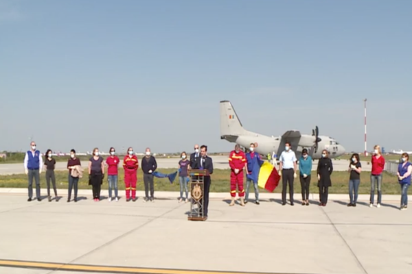 Medicii din Italia au revenit ACASĂ. Ludovic Orban i-a întâmpinat la aeroport: ”Le transmit respectul, aprecierea mea si le multumesc enorm.”