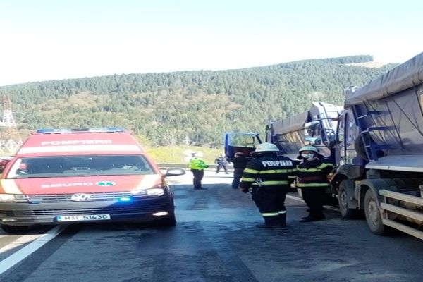 Accident cu două autobasculante. Șoferul neatent a ajuns la spital (FOTO)