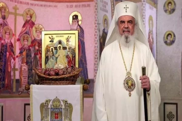 VIDEO Patriarhul Daniel: Serbăm Sfintele Paști în vreme de pandemie. Casele credincioșilor devin paraclise, prin rugăciune țin legătura cu Biserica