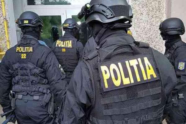 Armă letală și cartușe, confiscate de polițiști din locuințele a doi bihoreni