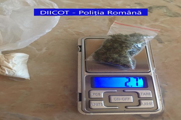 Un tânăr în vârstă de 25 de ani, a fost prins în flagrant în timp ce vindea droguri