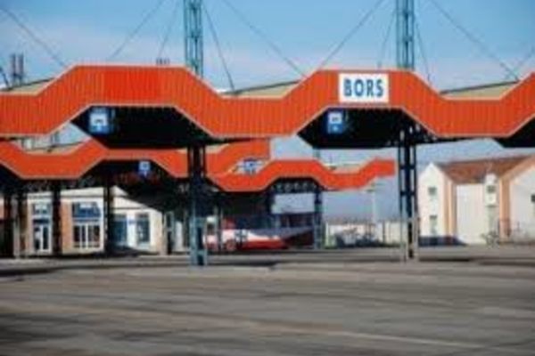 Doi agenți de poliție de frontieră reținuți pentru luare de mită 