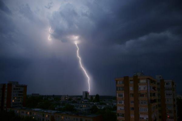 România, lovită de fenomene meteo periculoase: furtuni și grindină