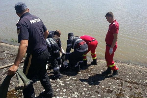 Un bărbat de 56 de ani luat de ape a fost găsit mort de pompieri bihoreni într-un pârâu