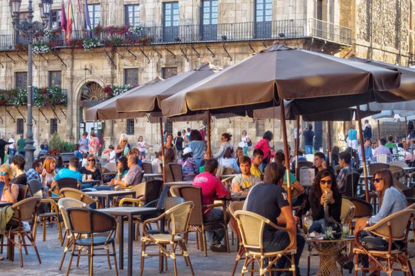 Verificări la terase, baruri, plaje și cluburi în aer liber. Sute de amenzi și sancțiuni aplicate de polițiști 