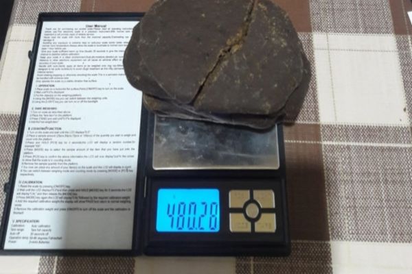 Tineri prinși în flagrant după ce au vândut hașiș la Văşad