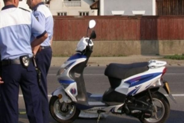 Adolescent prins pe moped, fără permis