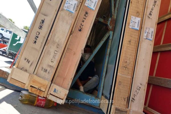 VIDEO: Cinci bărbați din Bangladesh, ascunși într-un TIR, depistați în Vama Borș