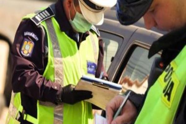 Peste 90 de participanți la trafic, amendați de polițiștii bihoreni! Cinci șoferi au rămas fără permise
