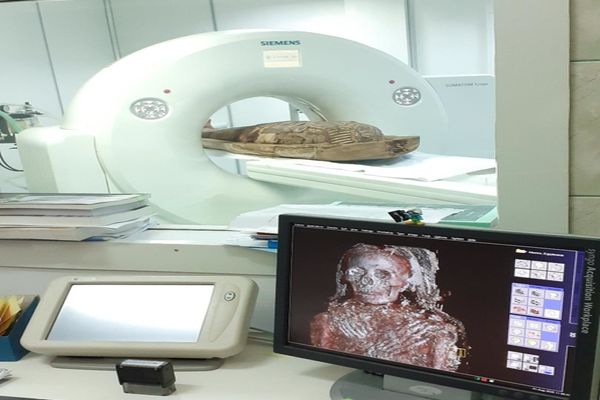 FOTO | Eveniment inedit la o universitate din Cluj: o mumie din Egiptul Antic a fost investigată la computerul tomograf 