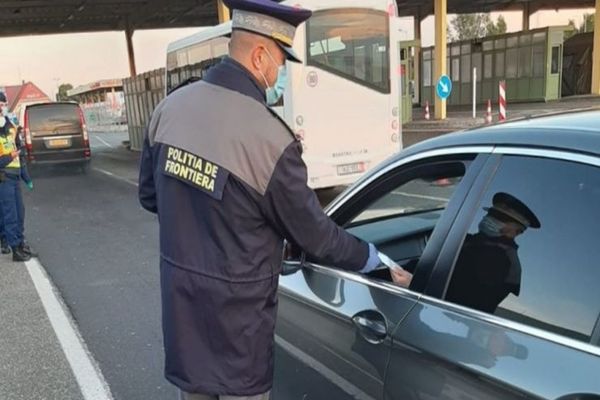 Două femei, mamă și fiică, confirmate pozitiv cu virusul Sars-Cov-2, prinse la graniță în timp ce încercau să iasă din țară