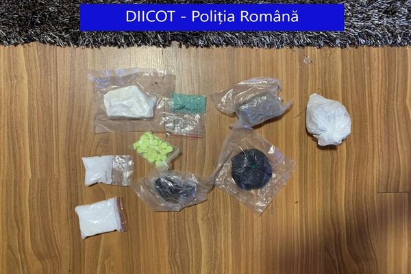 FOTO/VIDEO: Doi bihoreni și un tulcean, arestați preventiv pentru trafic de droguri, de procurorii DIICOT Vrancea