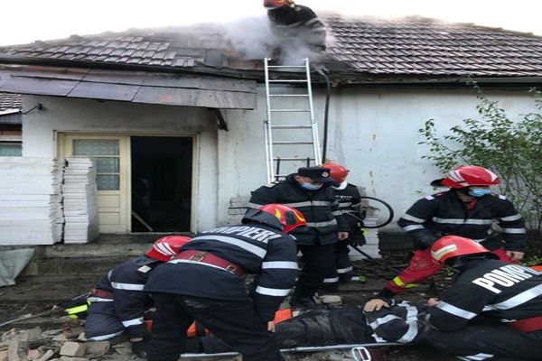 Pompier bihorean, rănit în timp ce intervenea la un incendiu în Băița