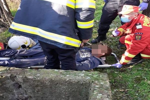 Bihorean, salvat dintr-un puț adânc de 15 m! Bărbatul a fost dus la spital