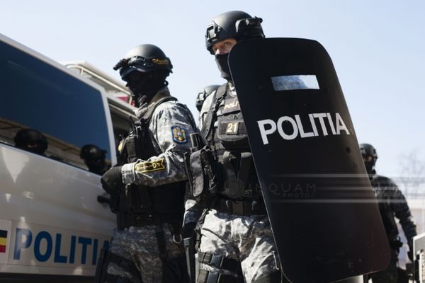 Opt percheziții în Bihor, la o grupare care a pus în circulație bancnote false! Cinci persoane, duse la audieri