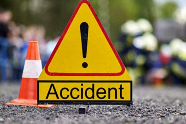 Accident pe DN 1, în Sântion:  Coliziune între trei autoturisme! Unul a rupt un stâlp