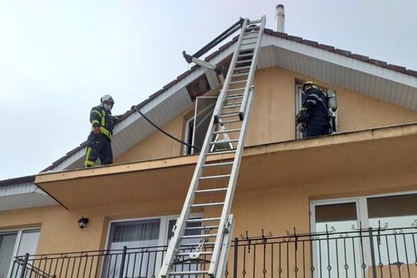 Acoperișul unei vile din Oradea, afectat de un incendiu din cauza unui coș de fum neprotejat