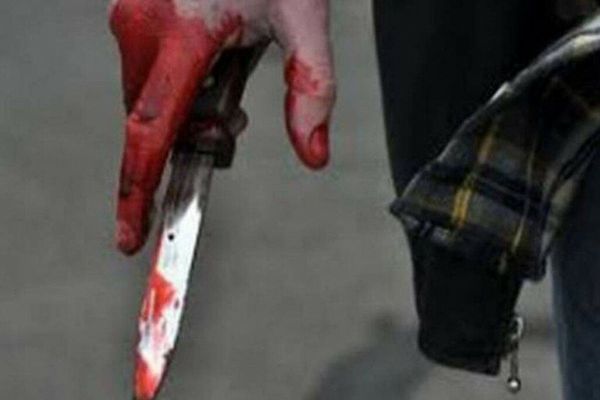 Femeie înjunghiată de 5 ori de către un poliţist local, în scara unui bloc din Oradea