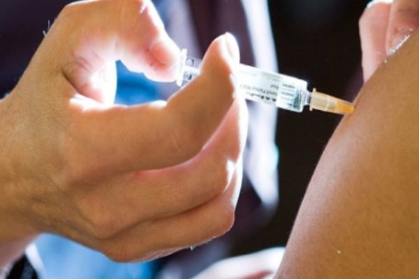 Aproape 13.500 de români au fost vaccinați împotriva Covid-19 până în prezent. Doar 27 de persoane au avut reacții adverse