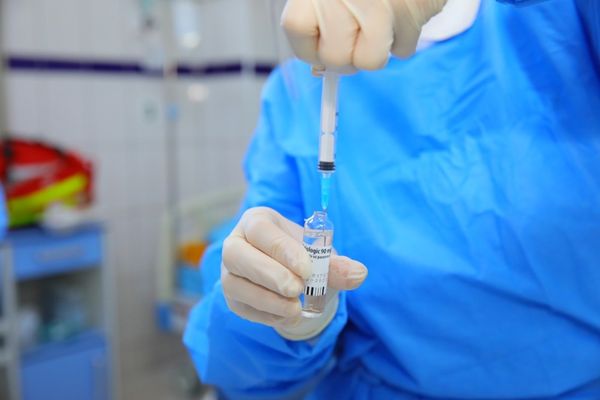 CÂND poate face rapelul o persoană care s-a infectat cu noul coronavirus în perioada dintre cele două doze de vaccin. CUM se poate reprograma