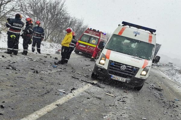 Accident grav pe DN 76, între Lunca și Vașcău, între un autoturism si un autotren 