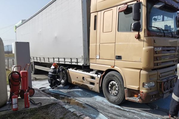 Incendiu la un TIR aflat într-o stație de alimentare cu carburant, în Bihor! Pompierii l-au stins rapid