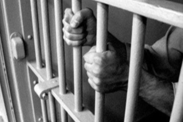 Doi tineri bănuiți că ar fi sustras bunuri în valoare de 15.000 de lei dintr-o locuință, reținuți! Unul a ajuns după gratii pentru 30 de zile