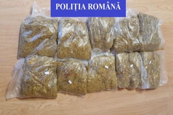 Bihorean, prins cu câteva kilograme de tutun fără documente legale, în mașină