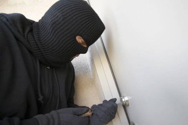 Bihorean, arestat preventiv pentru furt calificat! A furat mai multe bunuri dintr-o locuință nelocuită din Batăr