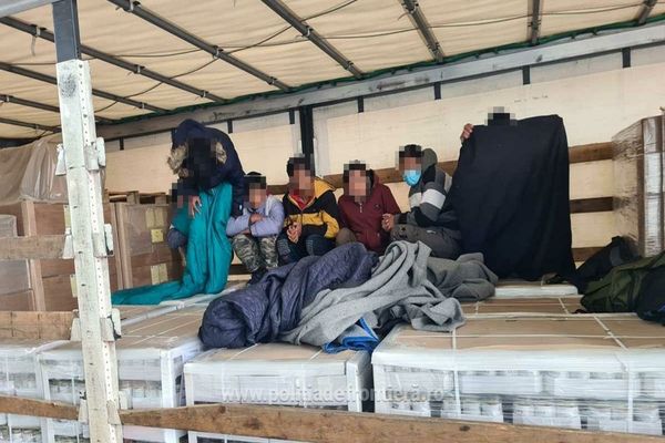 Treisprezece migranți, descoperiți în interiorul unor TIR-uri, în timp ce încercau să treacă frontiera României spre Ungaria