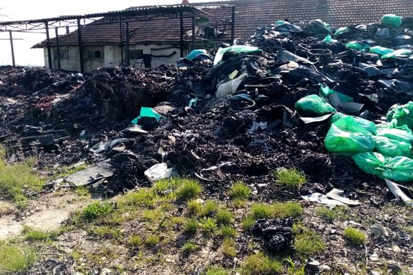 FOTO: Firmă din Bihor, amendată drastic de Garda de Mediu pentru depozitare ilegală de deșeuri din cauciuc