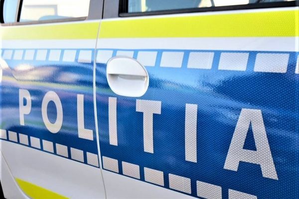 Bărbat din Aleșd, reținut pentru 24 de ore, după ce a distrus două autospeciale de poliție
