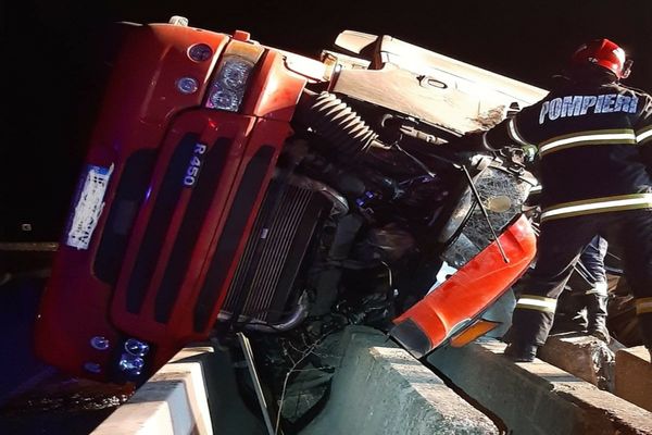 Un șofer de camion a murit pe autostradă, după ce s-a răsturnat cu autovehiculul la volanul căruia se afla