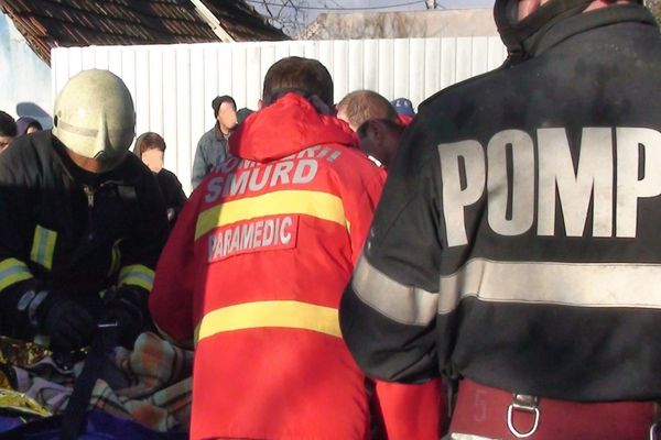 Un bihorean a suferit răni grave, după ce a adormit cu țigara în mână! Recomandările pompierilor