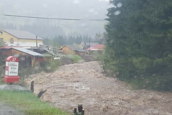 Avertizare de inundaţii pentru mai multe bazine hidrografice, până vineri seară 