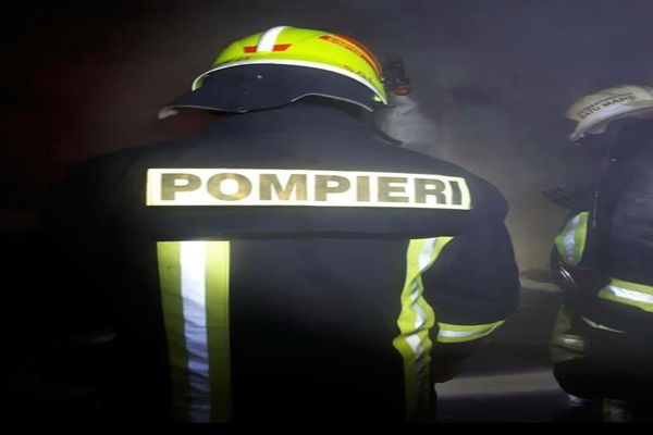 Acoperișul unei anexe dintr-o gospodărie din Lugașu de Jos, afectat de un incendiu