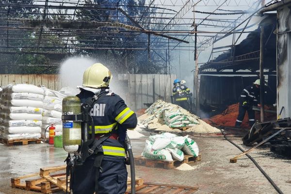 FOTO: Un depozit cu 10 tone de azot și 3 tone de nitrocalcar din Beiuș, la un pas de explozie, după izbucnirea unui incendiu!