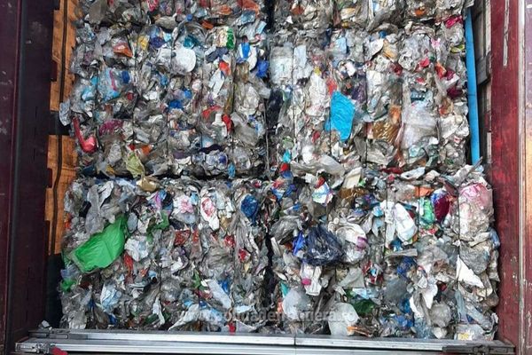 FOTO: Peste 25  tone de deșeuri din PET-uri uzate şi textile, oprite în Vămile Borș și Nădlac