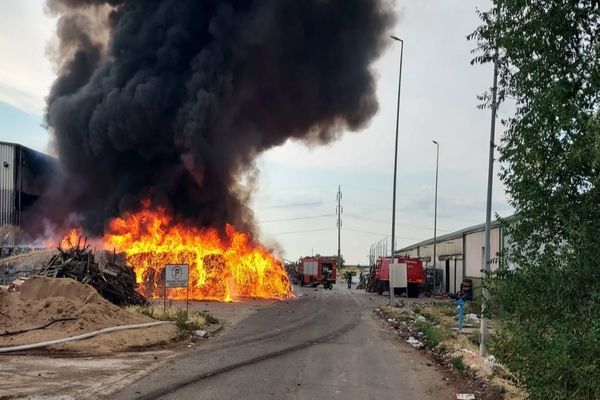 FOTO: Incendiu la groapa de deșeuri a Oradiei! Au intervenit 7 echipaje de pompieri