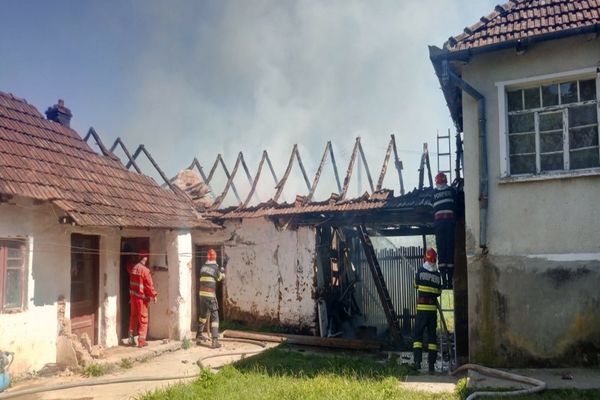 FOTO: Cinci incendii, lichidate de pompierii bihoreni