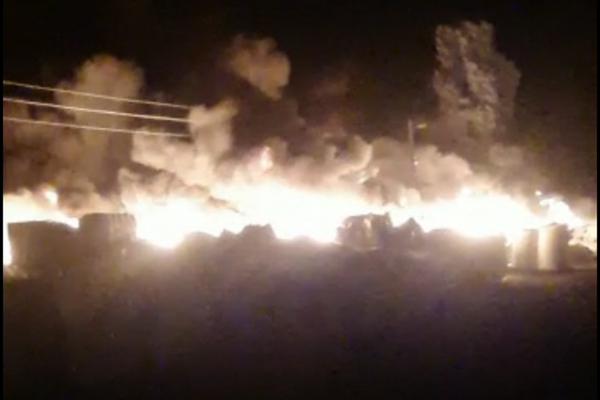 FOTO /VIDEO: Incendiu de amploare în Salonta, la un depozit de deșeuri plastice reciclabile