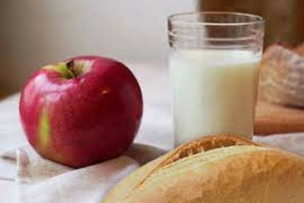 Peste 100 de milioane de euro pentru lapte, corn şi fructe! Cum se împart banii