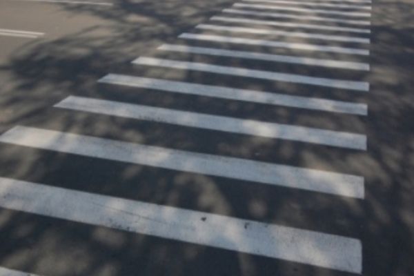 Doi pietoni, loviți de autoturism, în timp ce traversau regulamentar strada, în Oradea