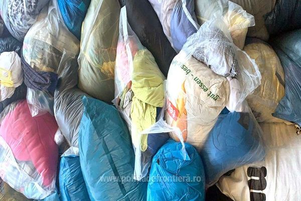 Automarfar cu peste 16 tone de îmbrăcăminte uzată, oprit în Vama Borș