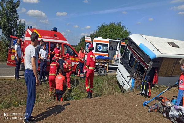 Planul Roşu de Intervenţie activat în Bihor! Autobuz cu 21 de pasageri implicat într-un accident rutier (FOTO/VIDEO)