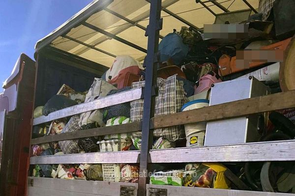 Încă un transport cu 15 tone de haine second-hand, oprit de polițiștii de frontieră, în Vama Borș