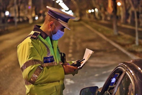 Aproape 120 de participanți la trafic, sancționați de polițiștii bihoreni! 12 șoferi, lăsați fără permise