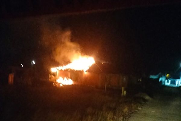 Incendiu în Aleșd! Acoperișul unei case, mistuit de flăcări