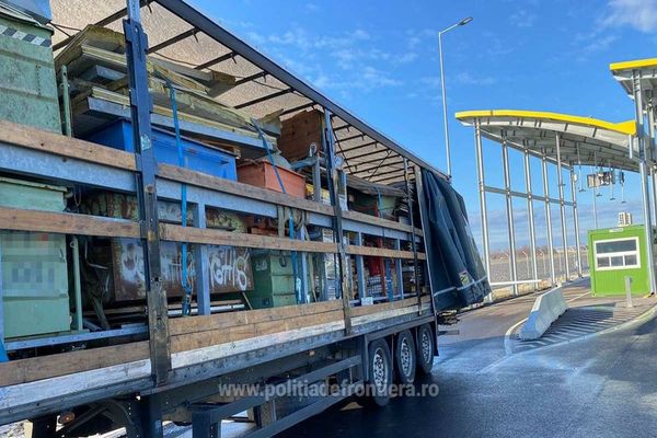 Zece tone de deșeuri de materiale de construcții din Italia, oprite la Vama Borș II