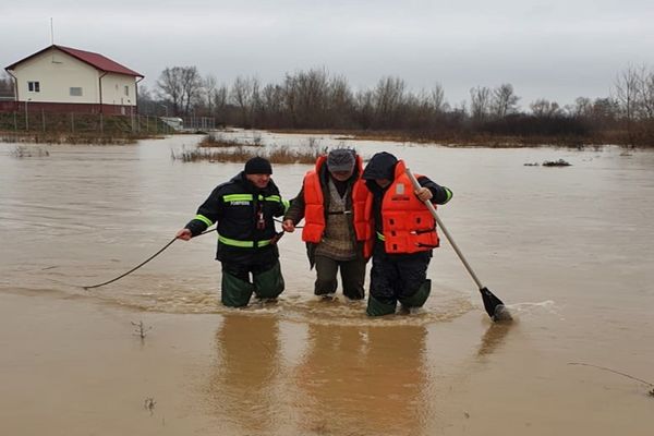 Atenție, COD PORTOCALIU de viituri! Bărbat surprins de creșterea bruscă a nivelului apei, salvat de pompierii bihoreni